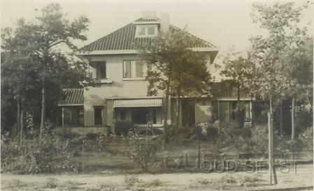 Graaf Janlaan-1945-001.jpg - Dit is Huize (H)of Lioba wie weet het? gelegen aan de Graaf Janlaan nr.51. Opname van 1945.